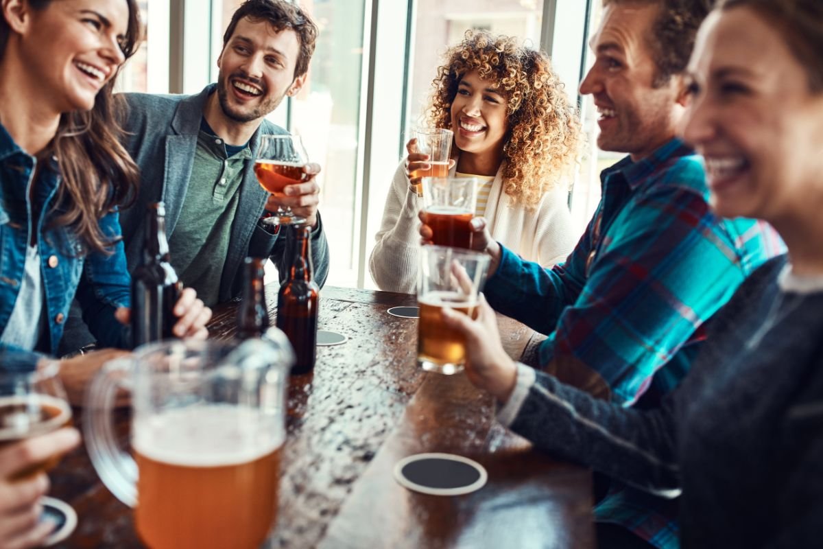 Qual o melhor dia da semana para um happy hour?